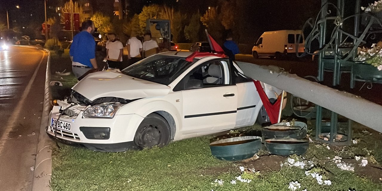 Eskişehir'de aydınlatma direğine çarpan otomobildeki 3 kişi yaralandı