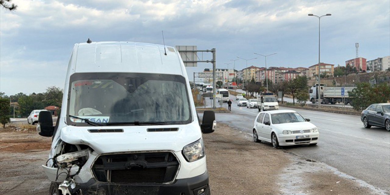 Kırıkkale'de işçi servisi ile otomobilin çarpıştığı kazada 11 kişi yaralandı