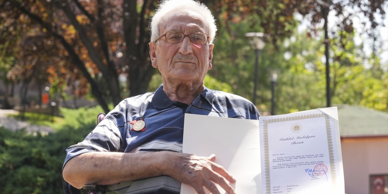 Kurtuluş Savaşı gazisinin İstiklal Madalyası oğluna teslim edildi