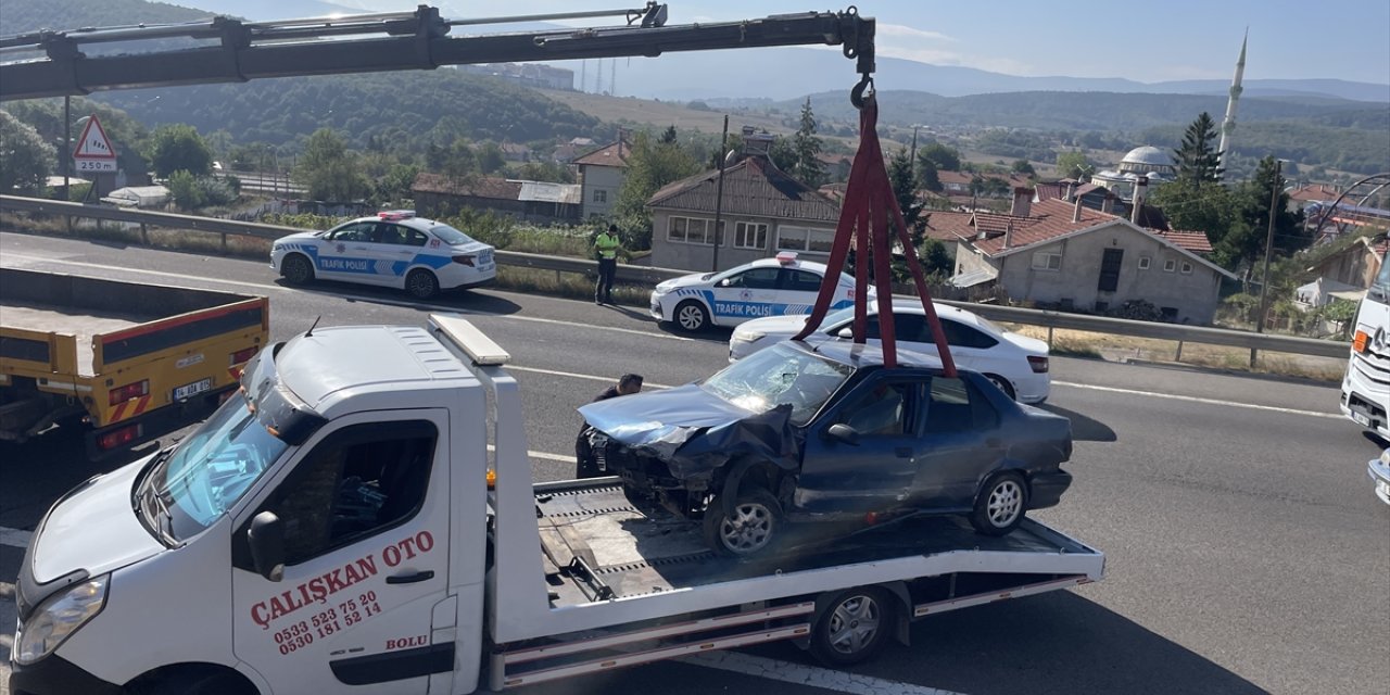 Anadolu Otoyolu'nda bariyere çarpan otomobildeki 6 kişi yaralandı