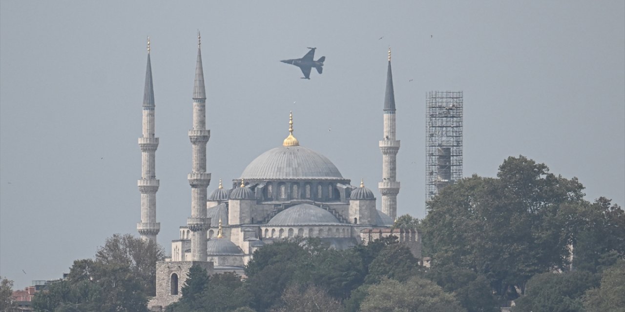 SOLOTÜRK İstanbul semalarında çevre tanıma uçuşu yaptı