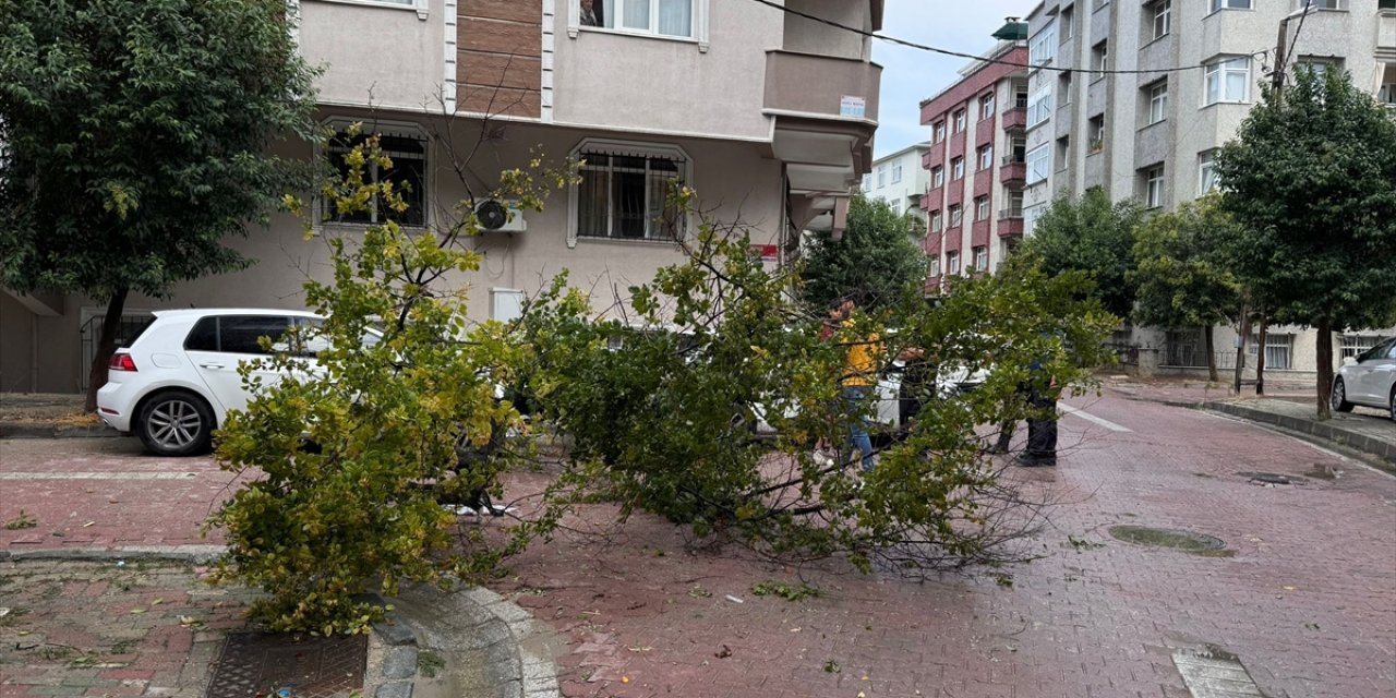 GÜNCELLEME - İstanbul'da sağanak hayatı olumsuz etkiliyor