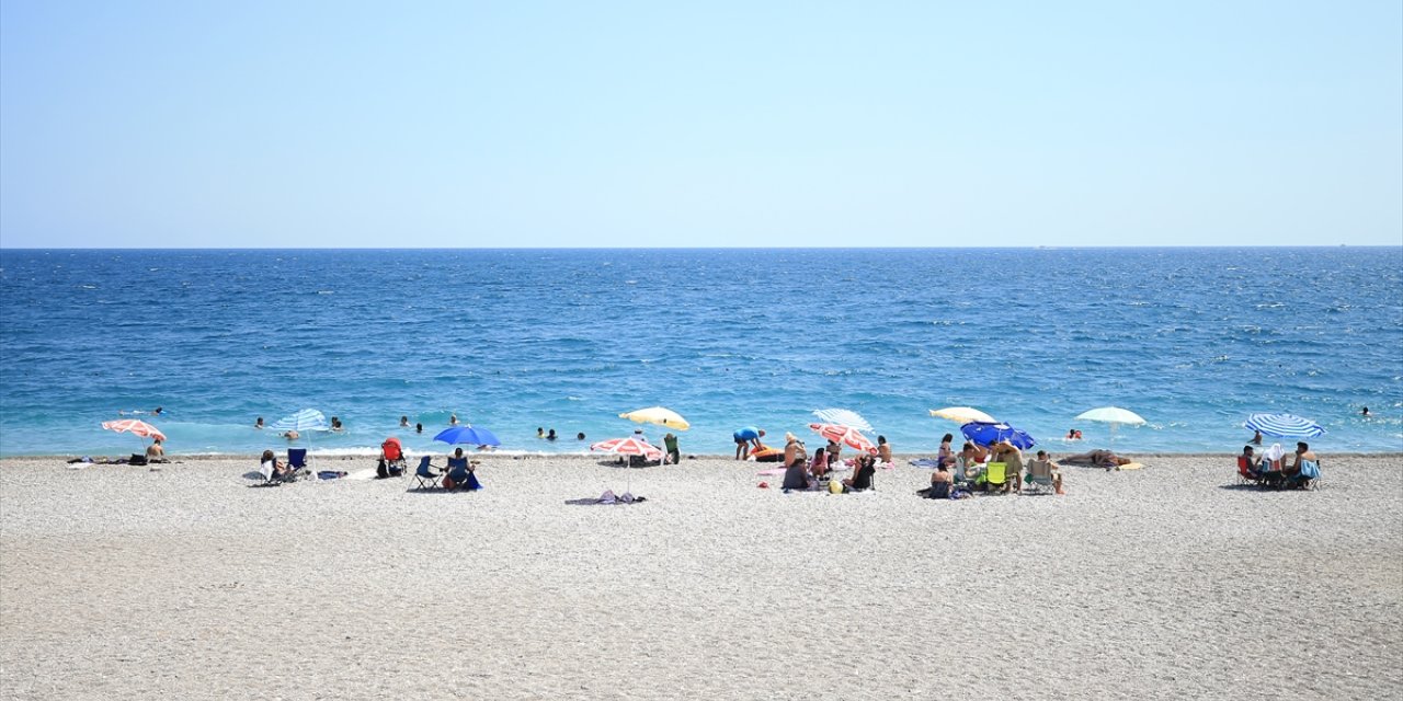 Antalya sahillerinde sıcak hava yoğunluğu