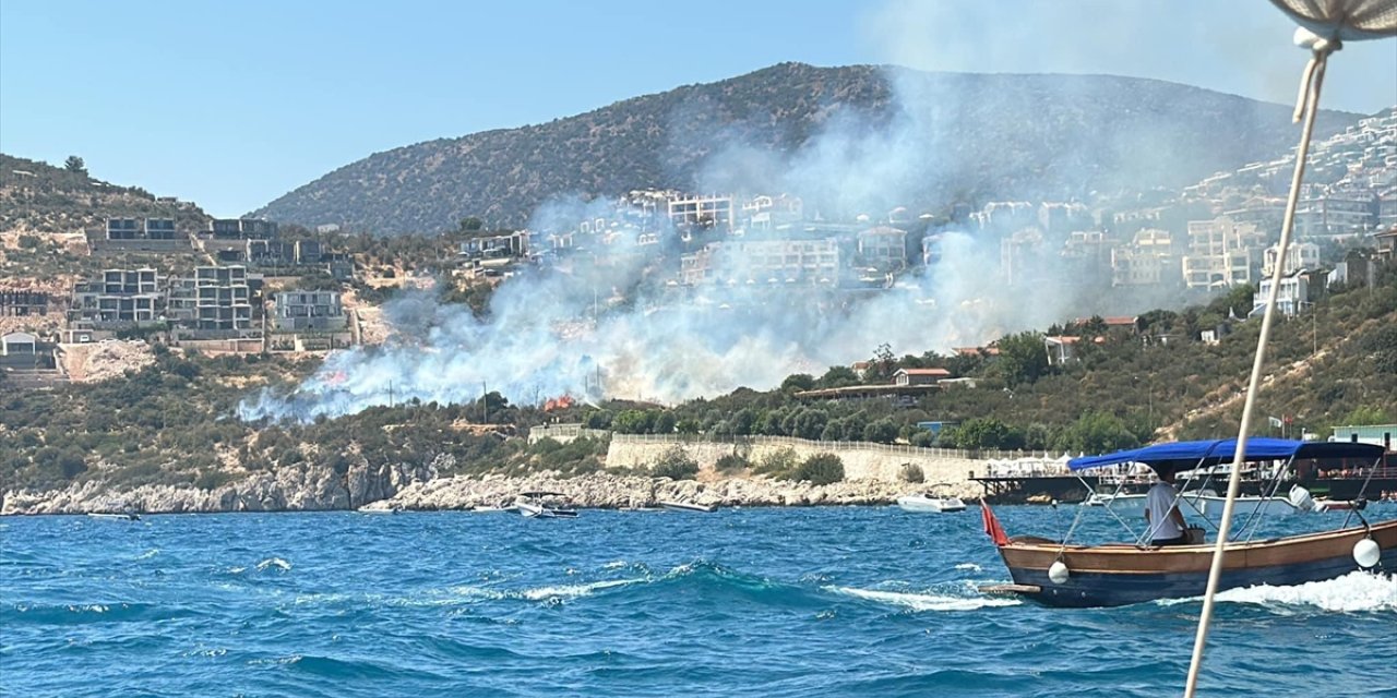 Kaş'ta makilik alanda çıkan yangın kontrol altına alındı