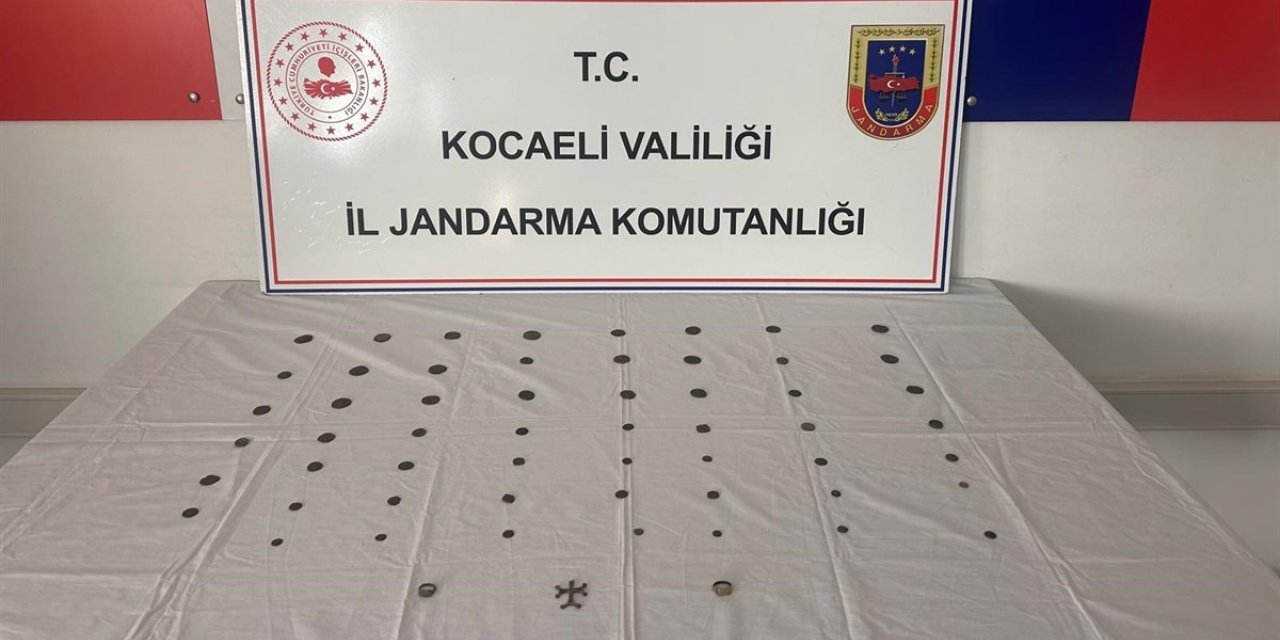 Kocaeli'de bir araçta tarihi eser niteliğinde objeler ve 55 sikke bulundu