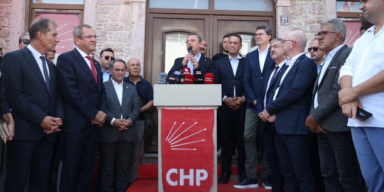 CHP Genel Başkanı Özel, partisinin Ayvalık İlçe Başkanlığı ziyaretinde konuştu: