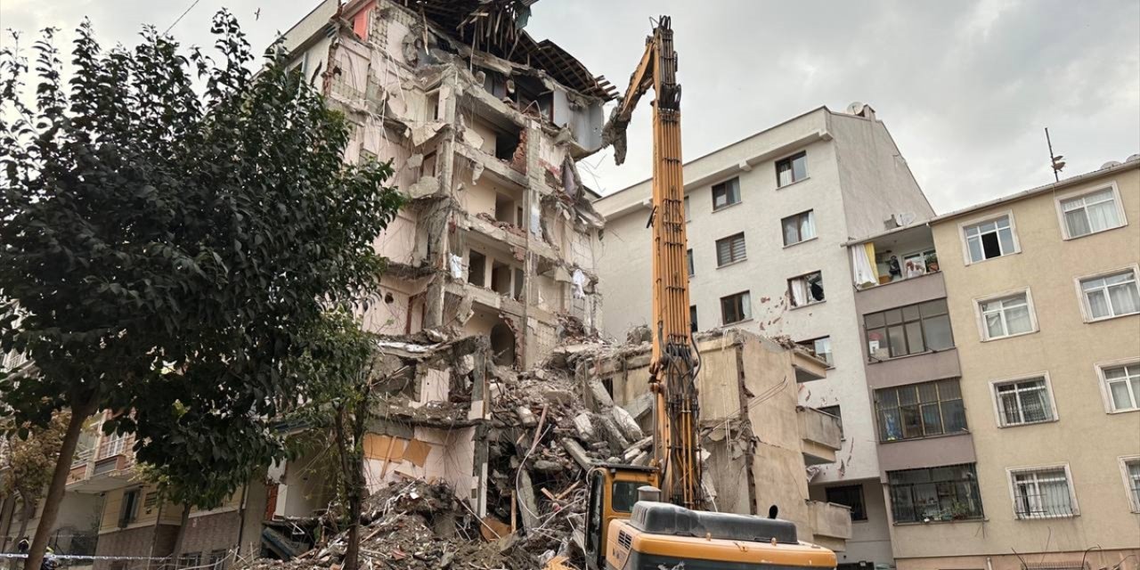 Bahçelievler'de yıkımı yapılan binadan kopan molozlar arkadaki apartmana zarar verdi