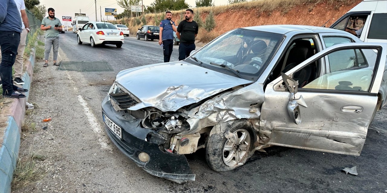 Adıyaman'da iki otomobilin çarpıştığı kazada 2 kişi yaralandı