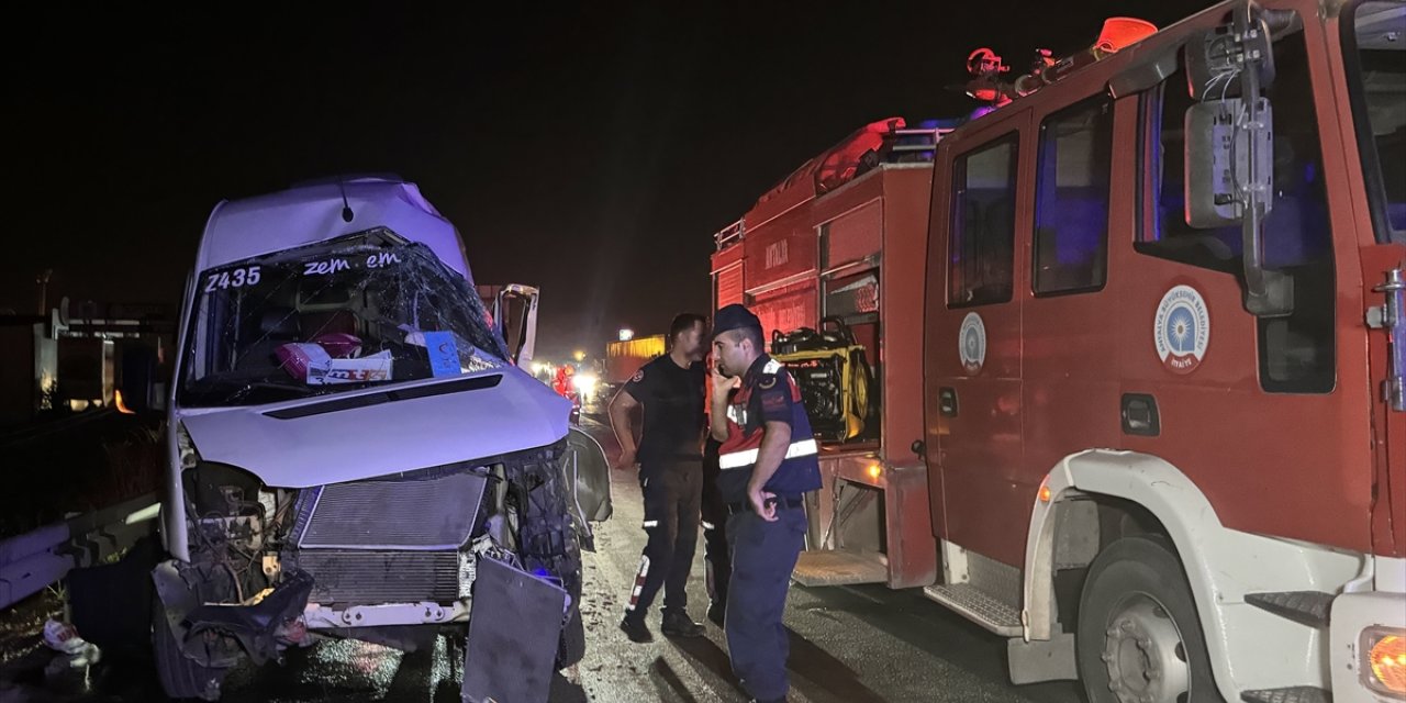 Antalya'da tır ile çarpışan minibüsün sürücüsü yaralandı