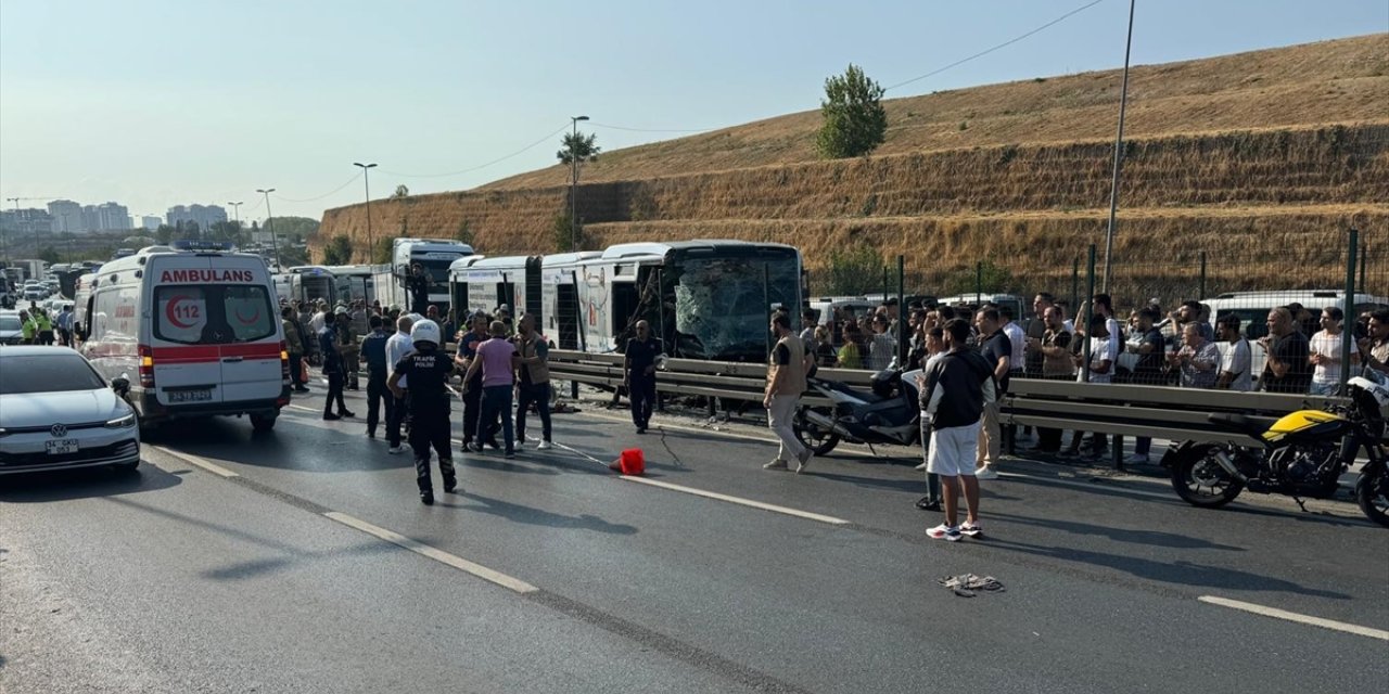 Küçükçekmece'de metrobüs kaza yaptı