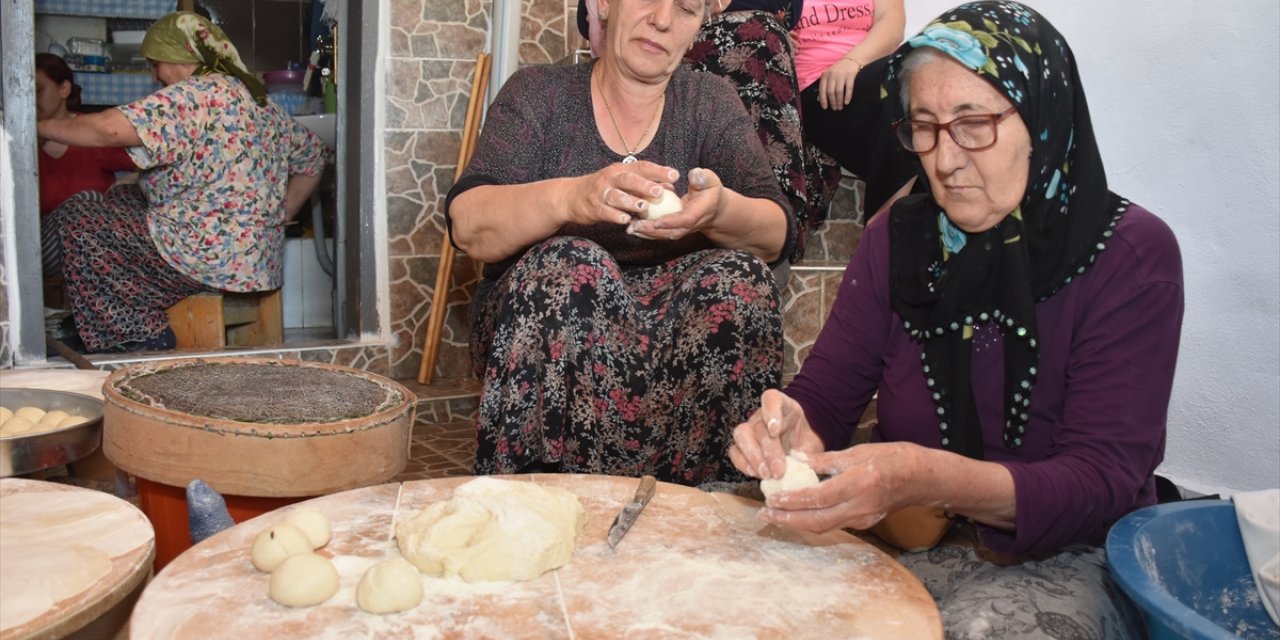 Gümüşhane'de kadınların kışlık yiyecek mesaisi başladı