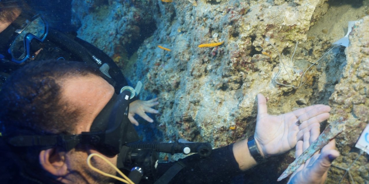 Akdeniz'deki su altı kazısında 3 bin 600 yıllık tunç hançer bulundu