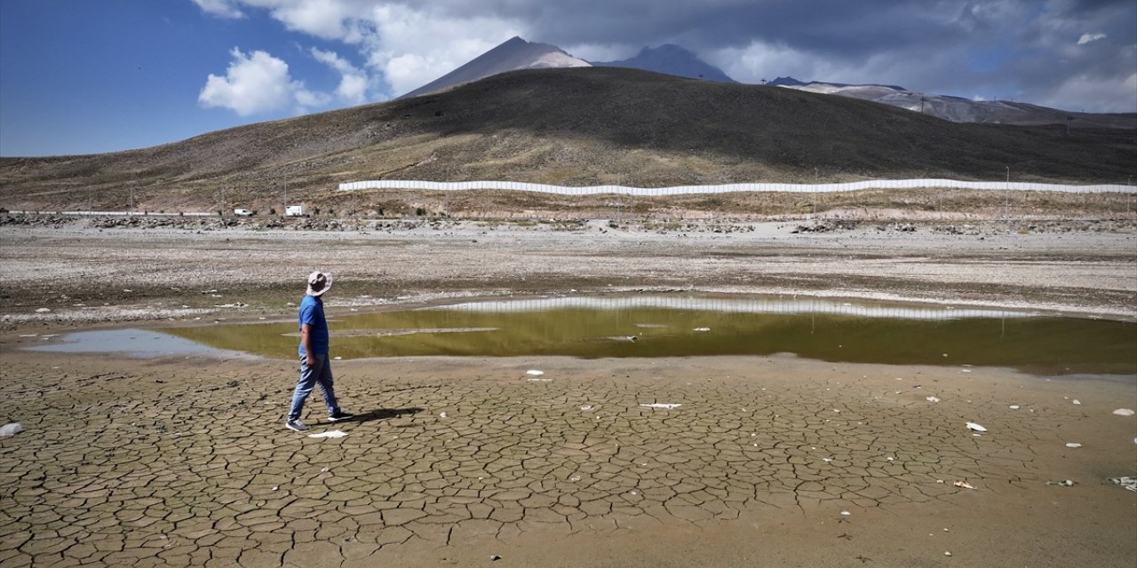 Erciyes Dağı'ndaki Tekir Göleti kuraklığın etkisiyle büyük ölçüde kurudu