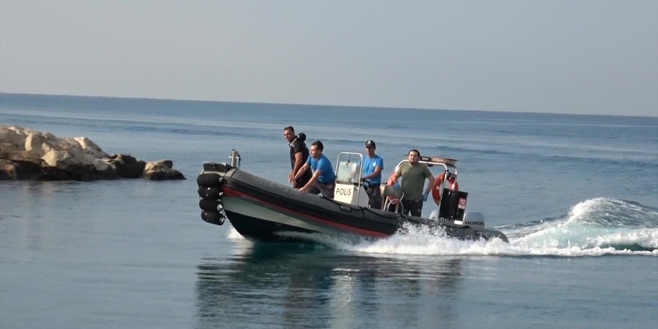 Antalya'da falezlerden düşen kadını deniz polisi kurtardı