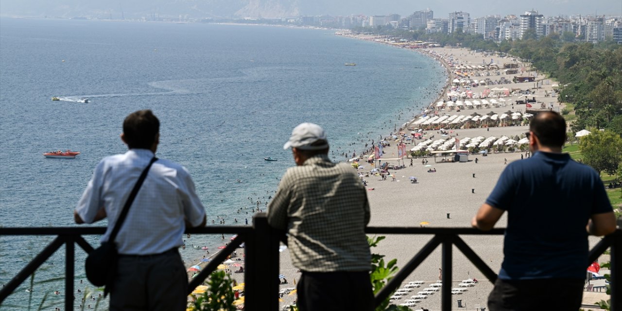 Antalya'da sıcaktan ve nemden bunalanlar sahilleri doldurdu