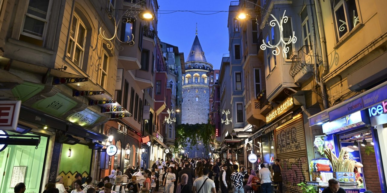 İstanbul'un tarihi simgelerinden Galata Kulesi FPV dronla görüntülendi