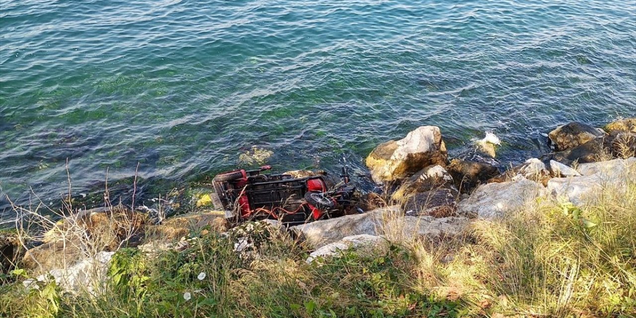 Kocaeli'de kayalıklara devrilen elektrikli motosikletteki 3 kişi yaralandı