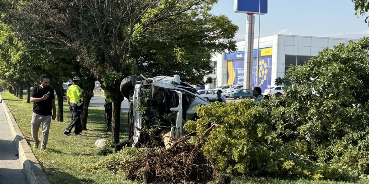 Kahramanmaraş'ta ağaca çarpan otomobildeki 1 kişi öldü, 2 kişi yaralandı