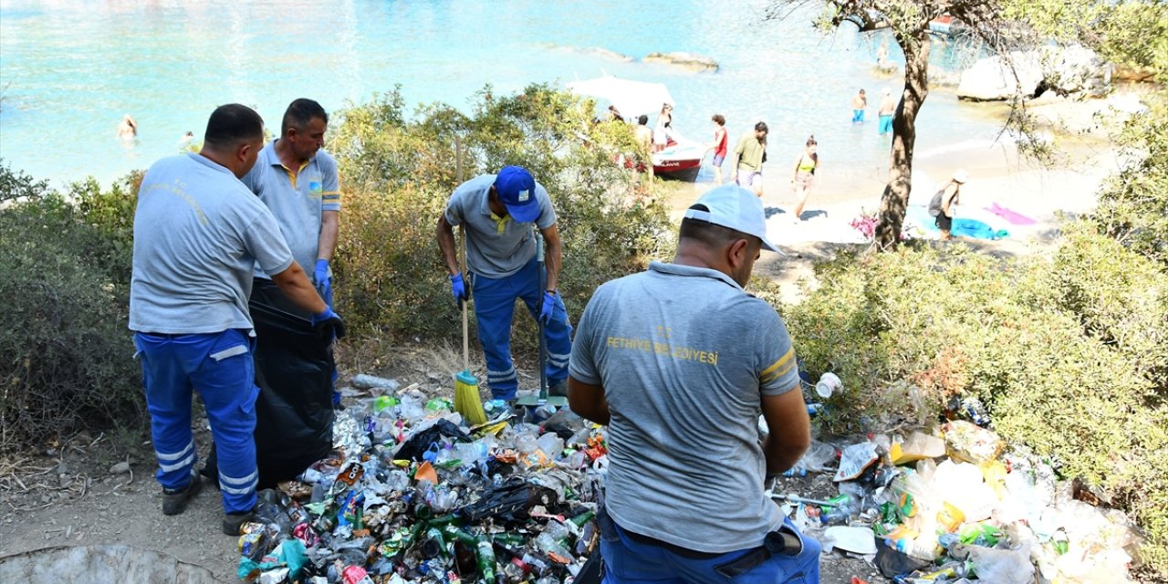 Fethiye'de deniz kenarından 50 torba çöp toplandı