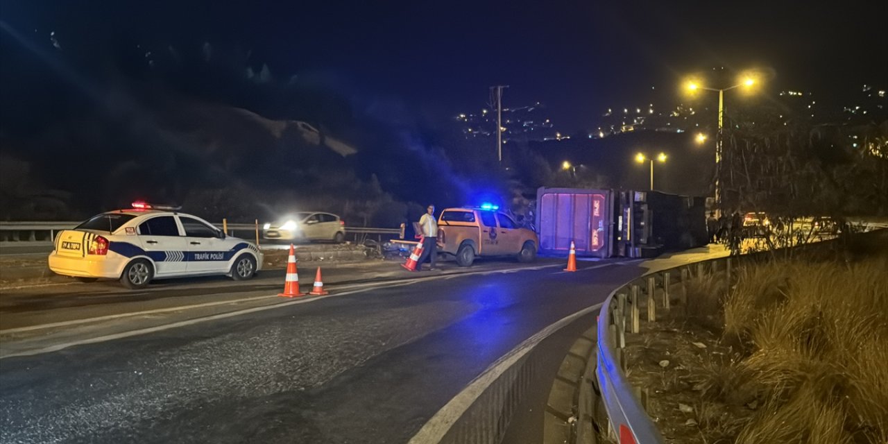 Hatay'da devrilen tırın şoförü yaralandı