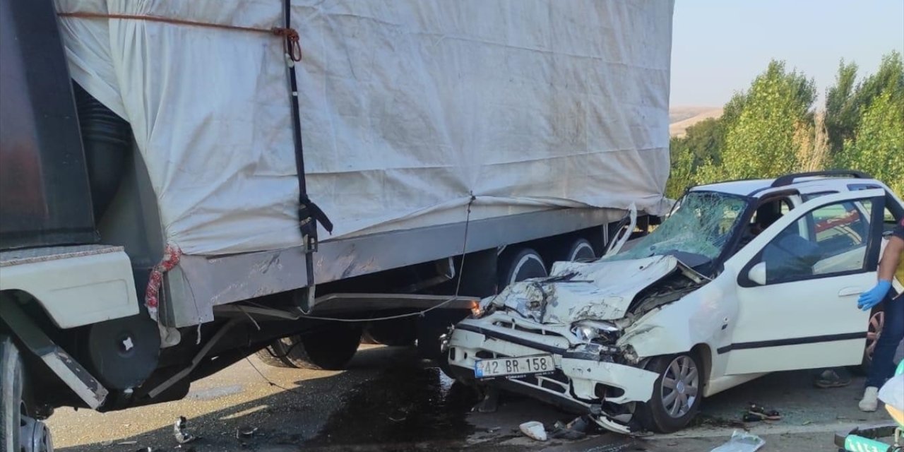 Konya'da kamyona çarpan otomobildeki 3 kişi öldü, 2 kişi ağır yaralandı