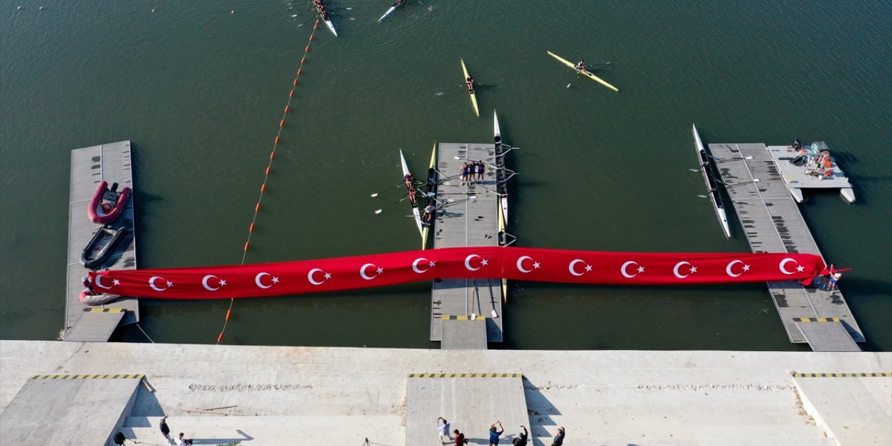 Kürek Milli Takımı'ndan Meriç Nehri'nde dev Türk bayraklı 30 Ağustos kutlaması