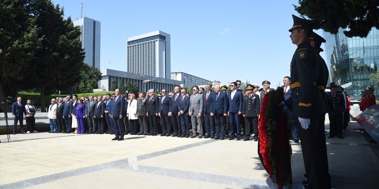 Büyük Zafer'in 102. yıl dönümü dolayısıyla Bakü Türk Şehitliği'nde tören düzenlendi