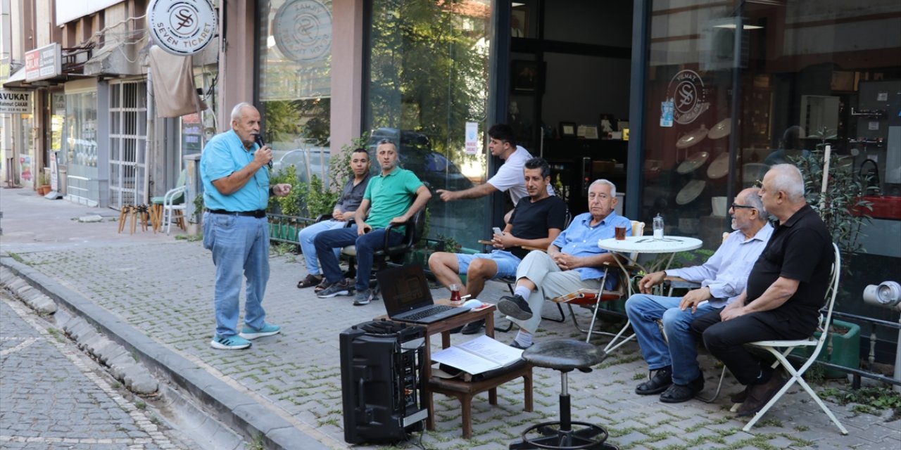 Amasya'daki Gümüşlü Mahallesi esnafı güne "Minik kuş"un mini konseriyle başlıyor