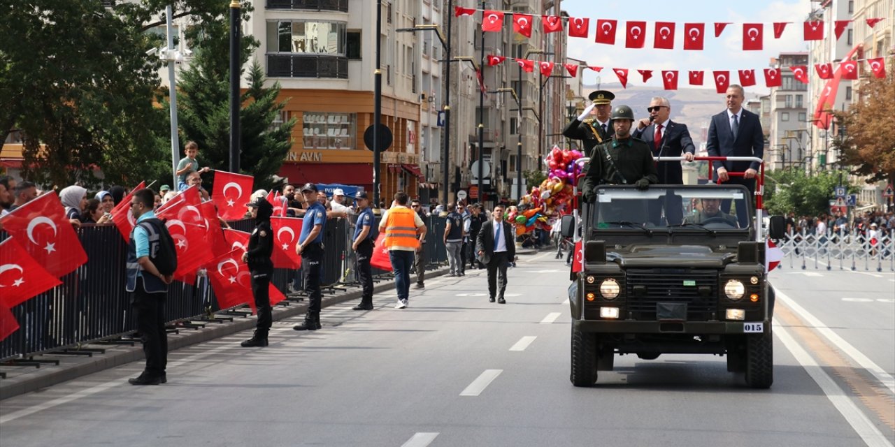 Büyük Zafer'in 102. yılı İç Anadolu'da 7 ilde törenlerle kutlandı