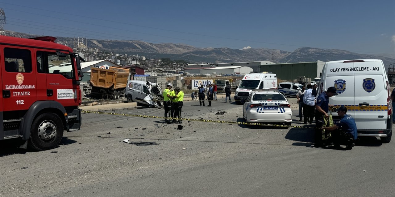 Kahramanmaraş'ta kamyonla çarpışan hafif ticari aracın sürücüsü öldü