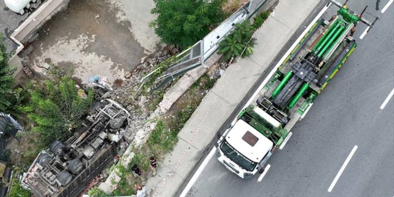 Başakşehir'de virajı alamayan kamyonet bahçeye düştü