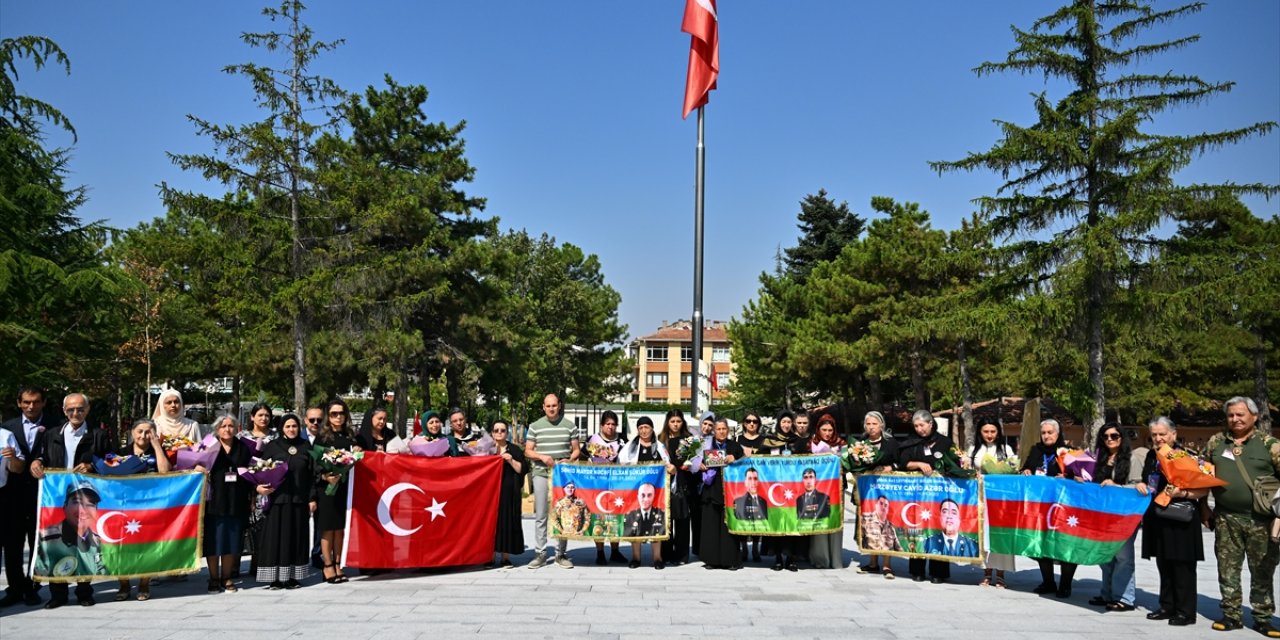 Azerbaycan'dan gelen 30 şehit ailesi Cebeci Askeri Şehitliği'ni ziyaret etti