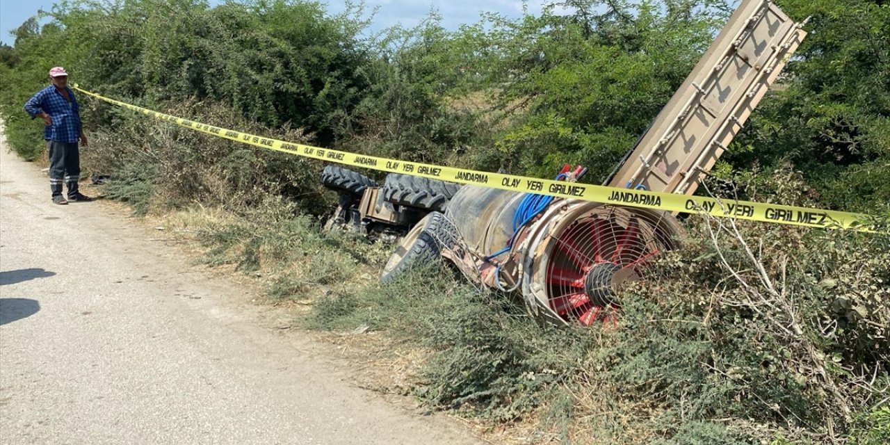 Adana'da devrilen traktördeki 1 kişi öldü