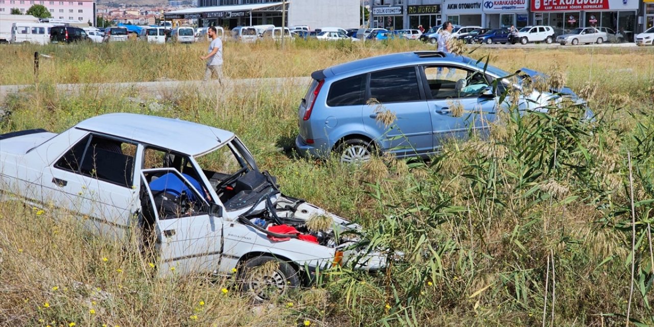 Çorum'da çarpışan iki otomobildeki 4 kişi yaralandı