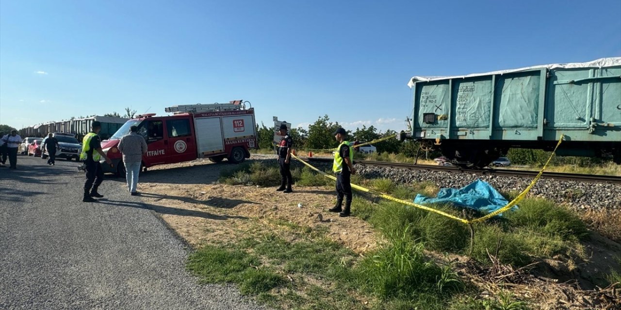 Malatya'da yük treninin çarptığı tarım aracındaki 3 kişi öldü, 1 kişi yaralandı