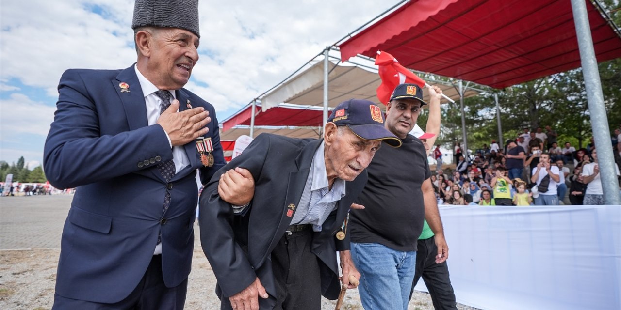 Güçlükle ayakta duran 95 yaşındaki gazi, Kütahya'daki 30 Ağustos töreninde halkı selamladı