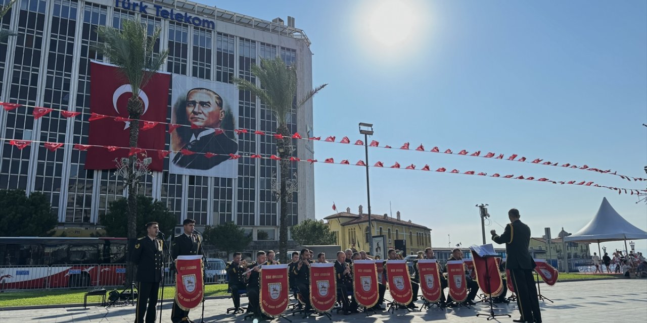 İzmir'de askeri bando 30 Ağustos Zafer Bayramı'na özel konser verdi