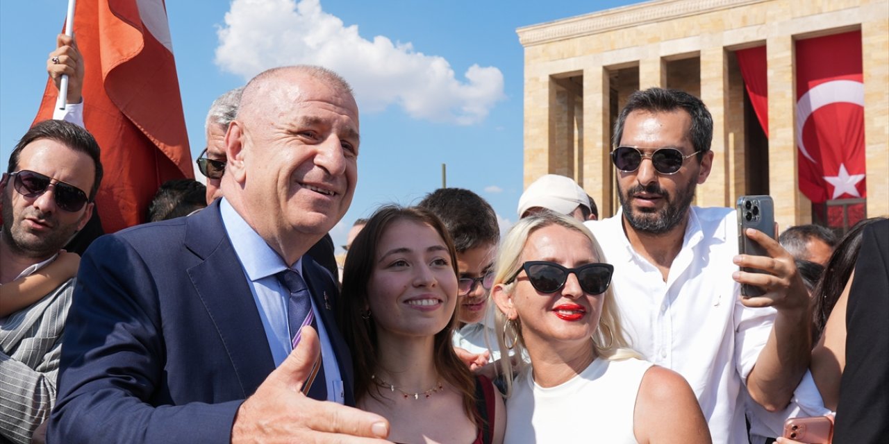 Zafer Partisi Genel Başkanı Özdağ ve beraberindeki heyet, Anıtkabir'i ziyaret etti