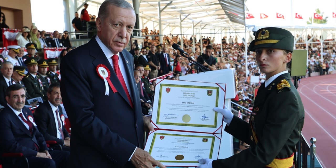 Cumhurbaşkanı Erdoğan, Karabağ Savaşı'nda şehit olan Azerbaycan askerlerinin aileleriyle görüştü