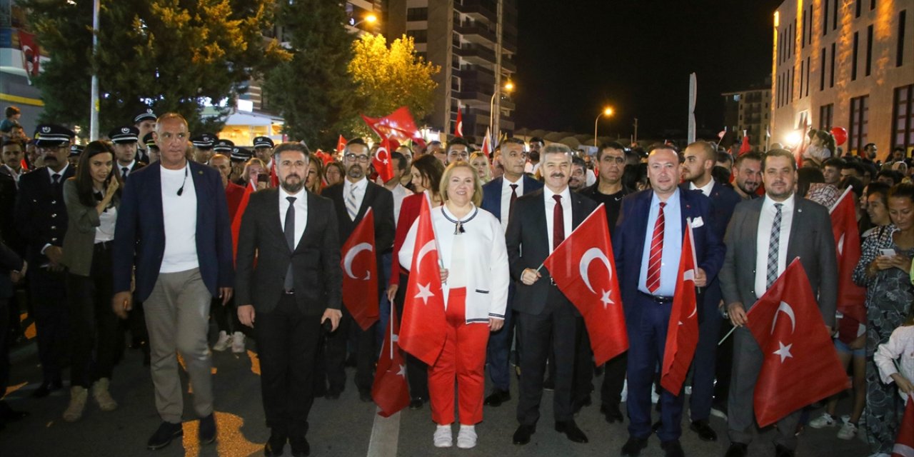 Uşak'ta 30 Ağustos Zafer Bayramı dolayısıyla fener alayı düzenlendi