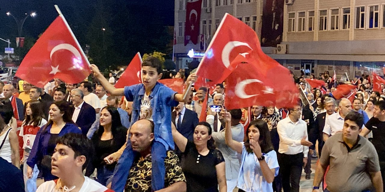 Kırşehir'de 30 Ağustos Zafer Bayramı'nda fener alayı ve konser düzenlendi