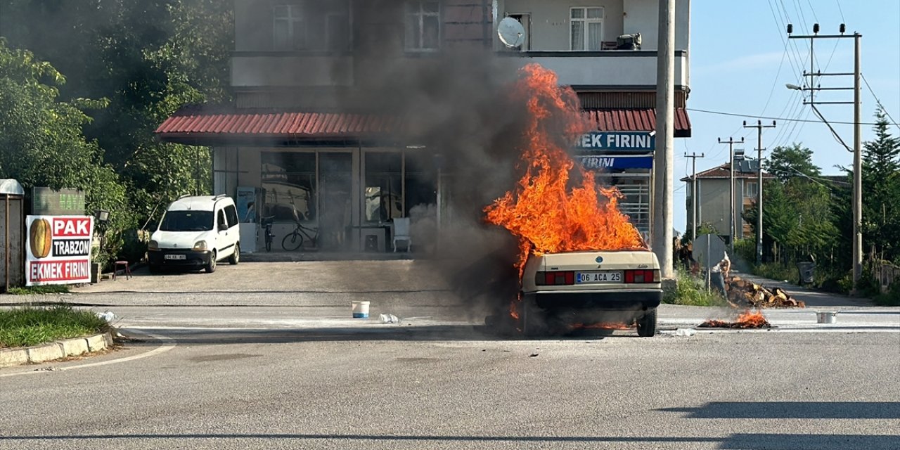 Samsun'da seyir halindeyken yanan otomobil kullanılamaz hale geldi