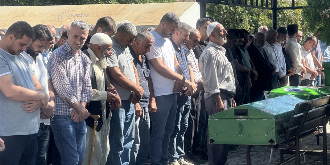 Malatya'da yük treninin çarptığı tarım aracında ölen anne ve 2 çocuğu defnedildi