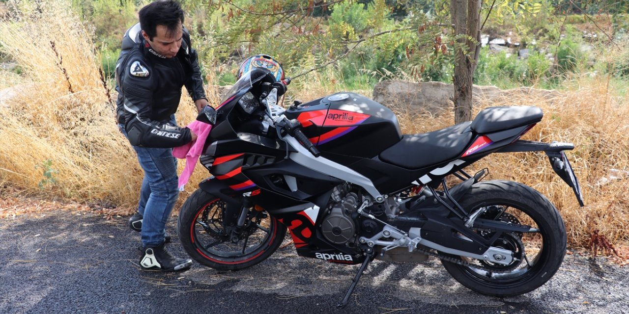 Kazalarda 2 arkadaşını kaybeden motosiklet sürücüsü, videolarıyla sürüş güvenliğine dikkati çekiyor