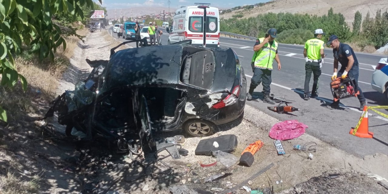 Malatya'da menfeze çarpan otomobildeki 3 kişi öldü, 1 kişi yaralandı