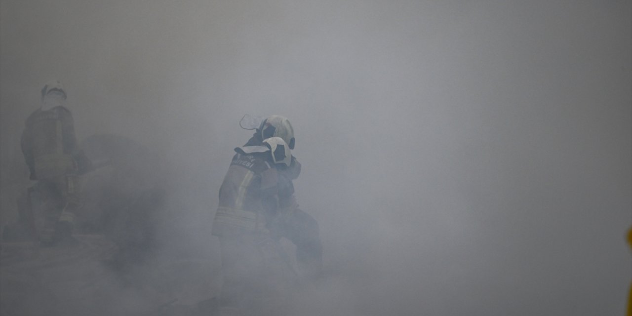 Ankara'da bitişik haldeki 2 iş yeri çıkan yangında hasar gördü