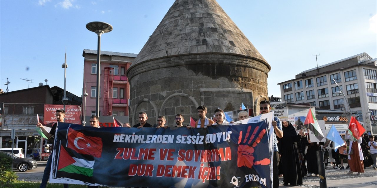 Erzurum'da sağlık çalışanları Gazze için "sessiz yürüyüş" yaptı