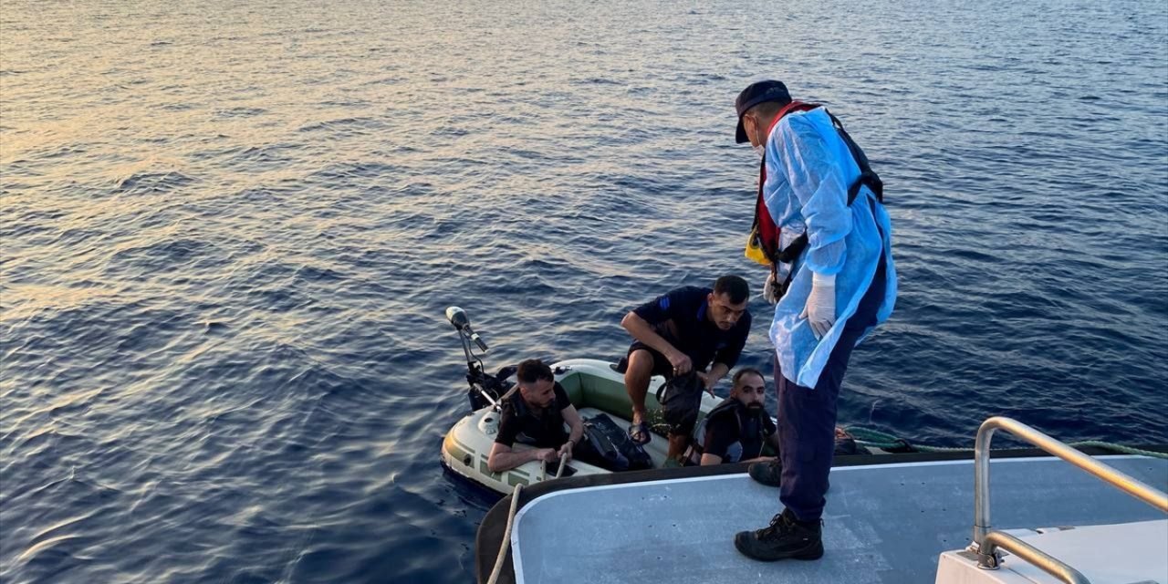 Çanakkale'de sürüklenen bottaki 4 düzensiz göçmen kurtarıldı