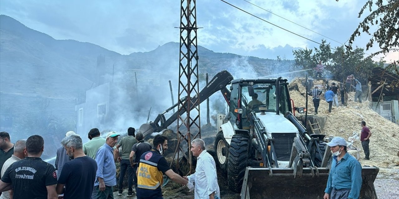 GÜNCELLEME - Erzurum'da çıkan yangında ev, ahır ve samanlık zarar gördü