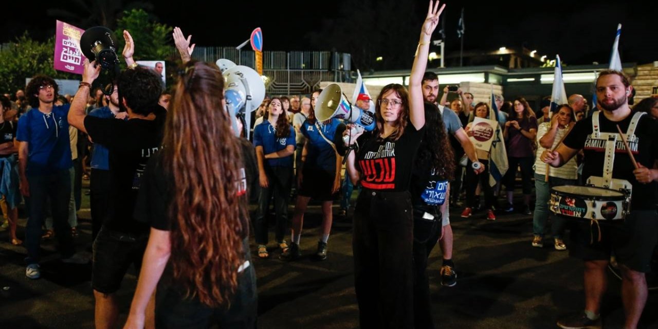 İsrailliler, Gazze'de anlaşma ve hükümetin istifası talebiyle cumartesi gösterilerini sürdürdü